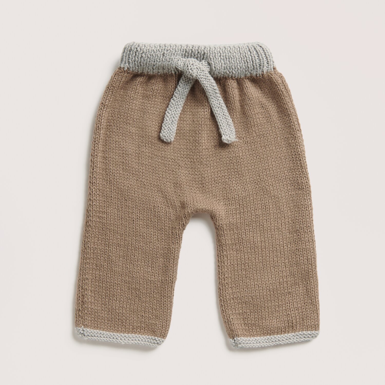 Rico Baby 042 Sprachauswahl deutsch von Rico Design Strickset Hose Modell 14 aus Baby 042 in Nougat und Silbergrau, weiche Babyhose von Rico Design. Ideal für komfortable und stilvolle Outfits.