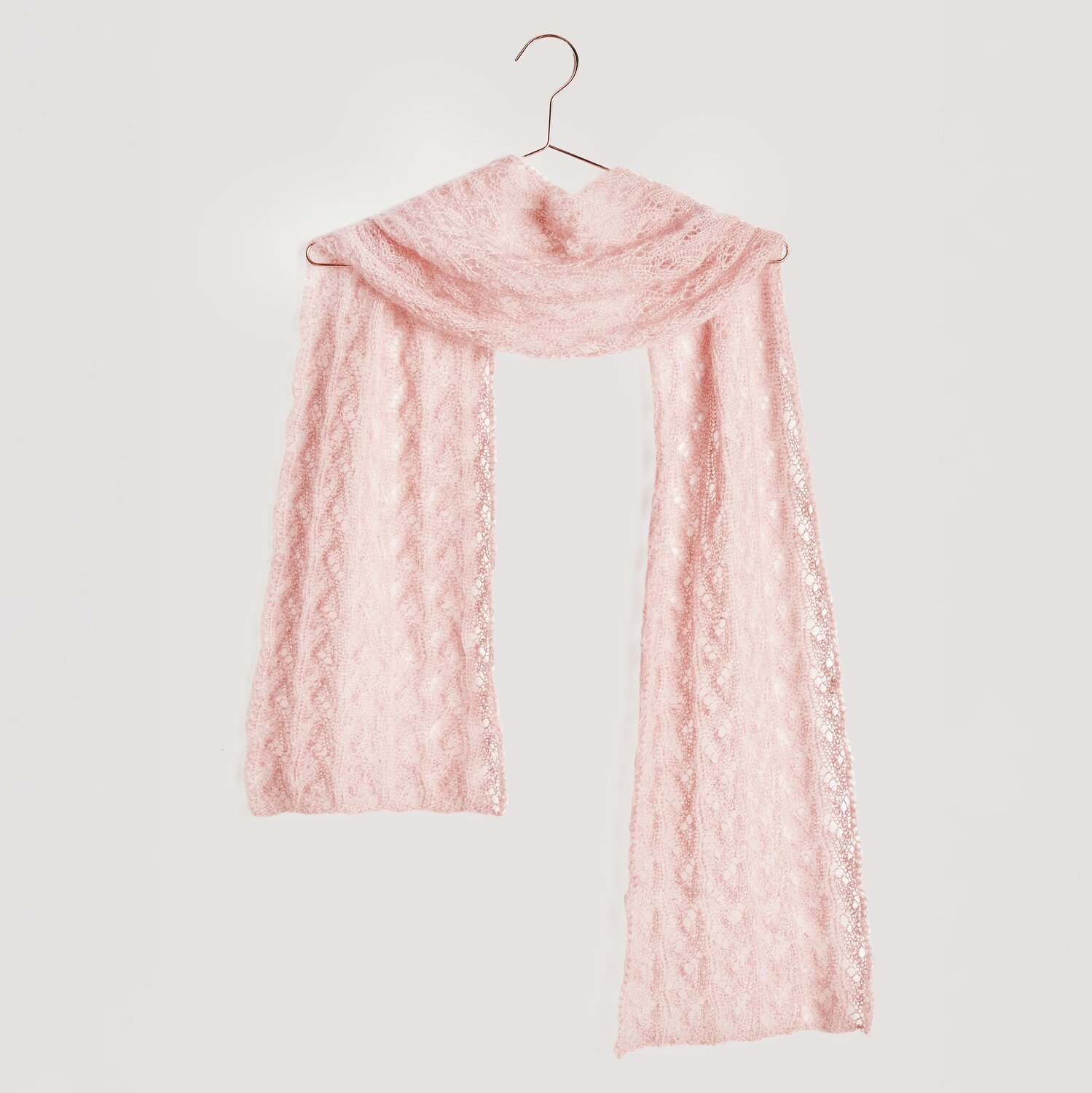 Die Neue Masche No. 13 Herbst von idee. Creativmarkt Strickset Tuch Modell 13: Zartes, rosa Tuch aus Mohair-Seide-Mischung, elegant drapiert auf einem Kleiderbügel.