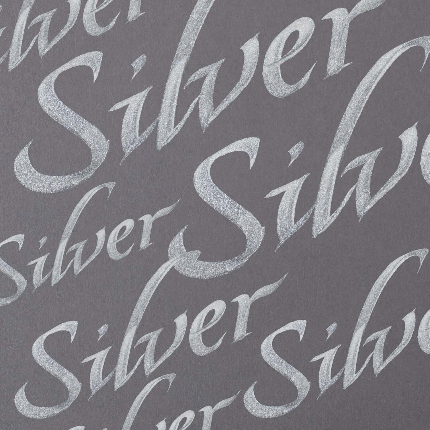 Kalligraphietusche 30ml von Winsor & Newton in Silber, zeigt elegante Schriftzüge auf grauem Hintergrund.