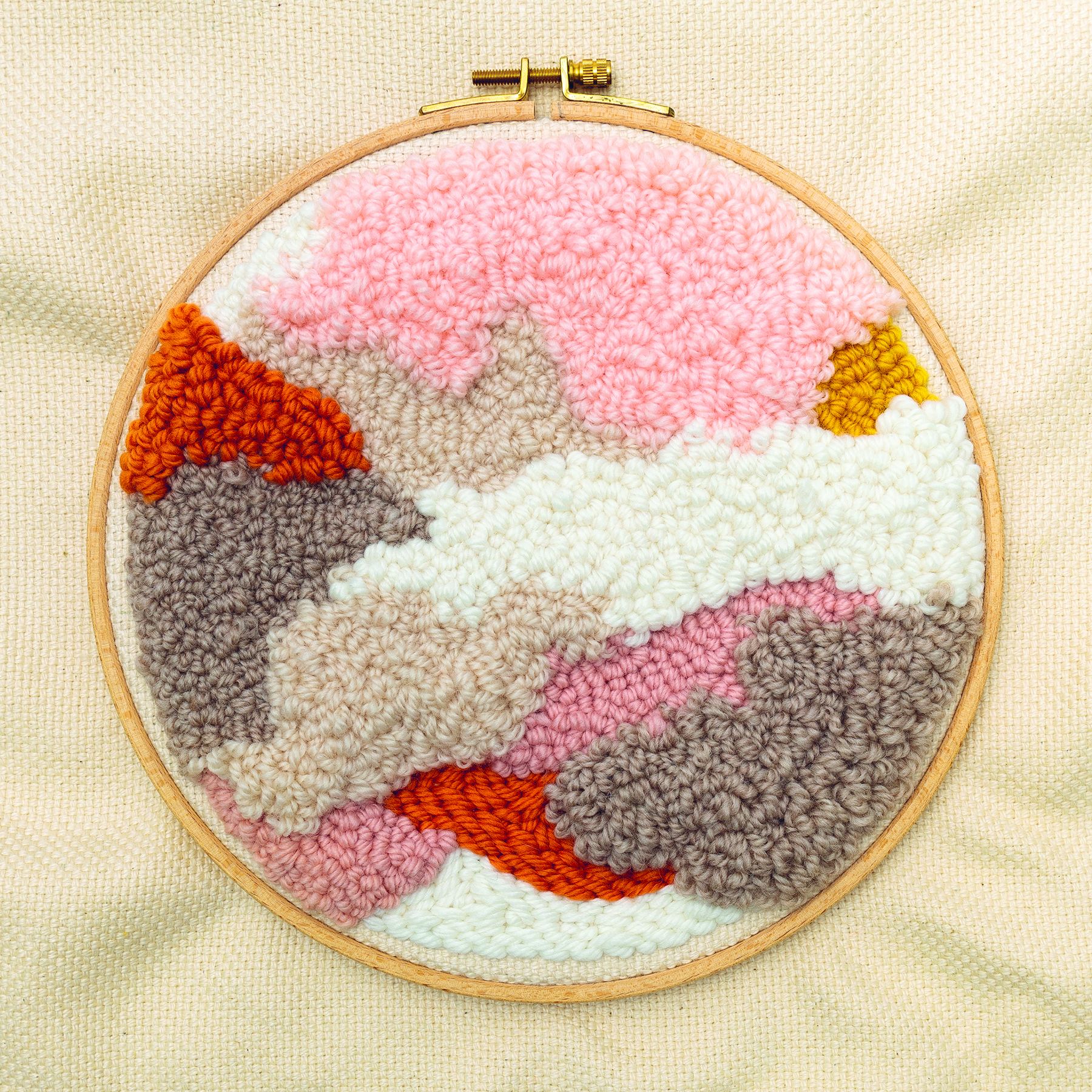 Punch Needle-Bild in Stickrahmen mit organischen Formen in Weiß, Rosa, Rot und Braun