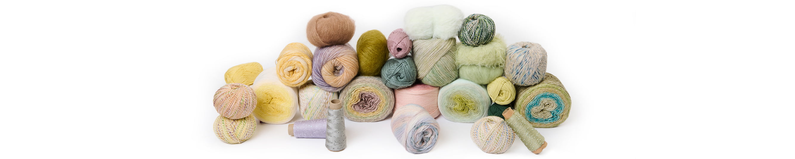 Wollknäuel in verschiedenen Farben aneinandergereiht und übereinandergestapelt