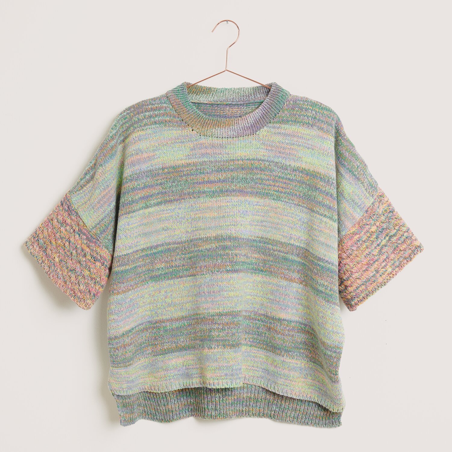 Creative Summer Sprinkles 100g 320m Farbe Icecreams von Rico Design Strickset Pullover Modell 07 aus Made by Me Nr. 18, pastellfarbener Pullover mit kurzen Ärmeln, gestrickt aus Creative Summer Sprinkles Garn.