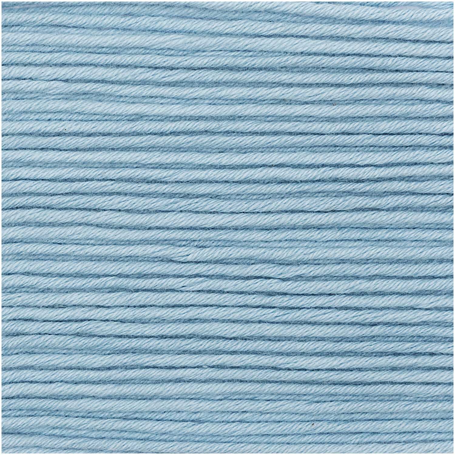 Essentials Organic Cotton aran: Weiches, blaues Garn von Rico Design, ideal für Strickprojekte.