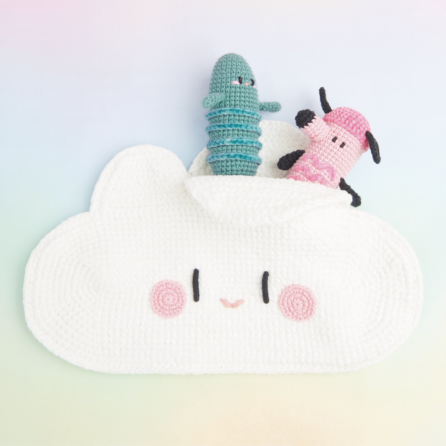 Ricorumi Rainbow Weirdos, gehäkelte Figuren in einer weißen Wolke. Farben: Rosa, Türkis, Schwarz.