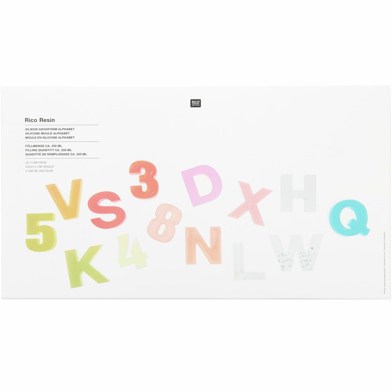Silikon Gießform Alphabet von Rico Design zeigt bunte Buchstaben und Zahlen auf weißem Hintergrund.