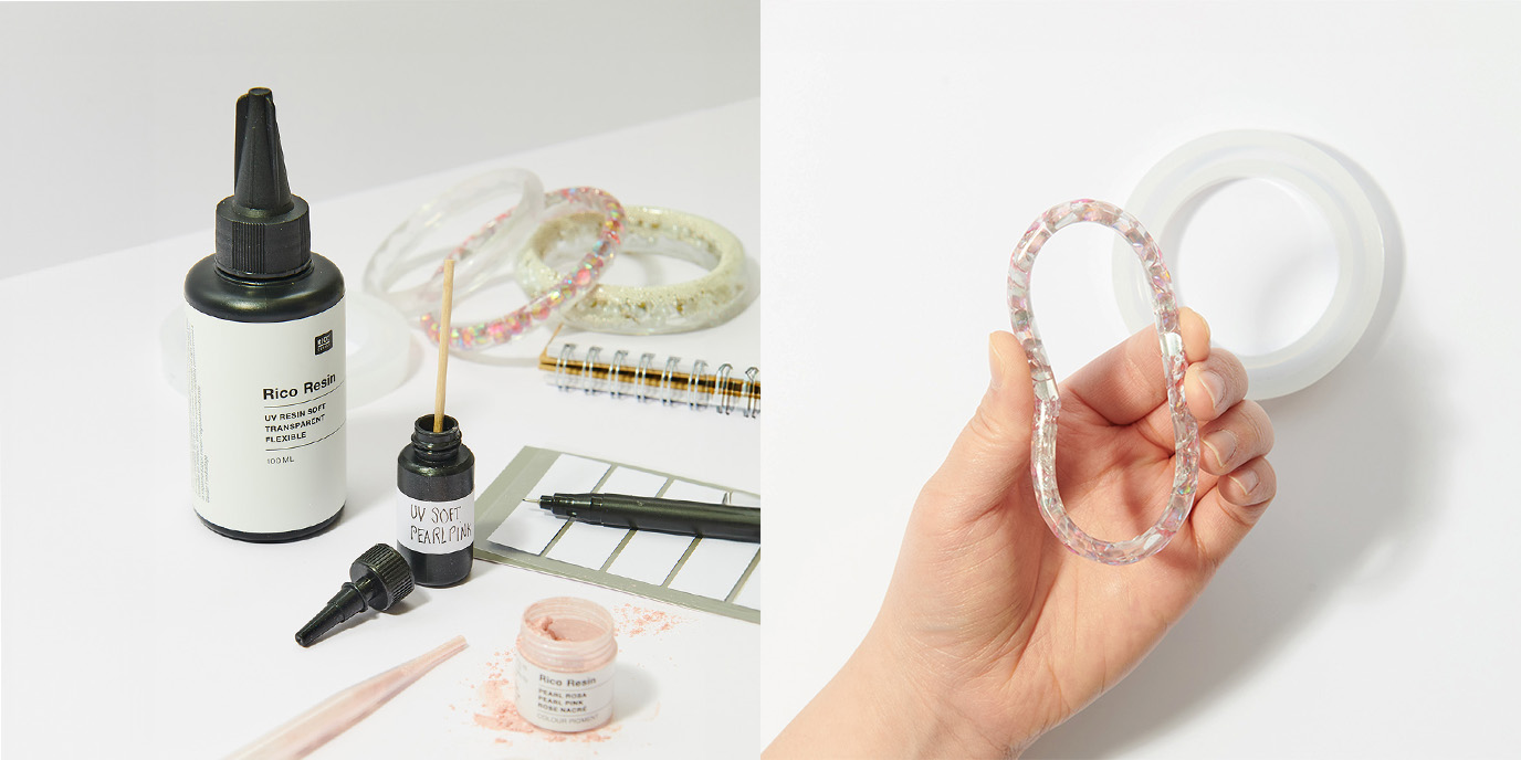 Zwei quadratische Bilder nebeneinander. Verpacktes UV-Resin mit verpacktem Farbpigment, sowie ein beschriftetes Fläschchen mit Holzstab und Hand biegt einen Armreif dahinter eine Silikonform.