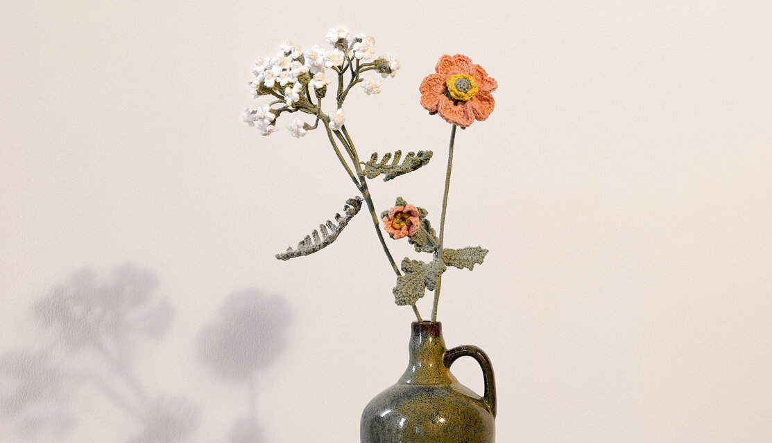 Material Ricorumi In the Meadow Nelkenwurz zeigt gehäkelte Blumen in Keramikvase, detailreiche Blüten und Blätter als dekoratives Wohnaccessoire