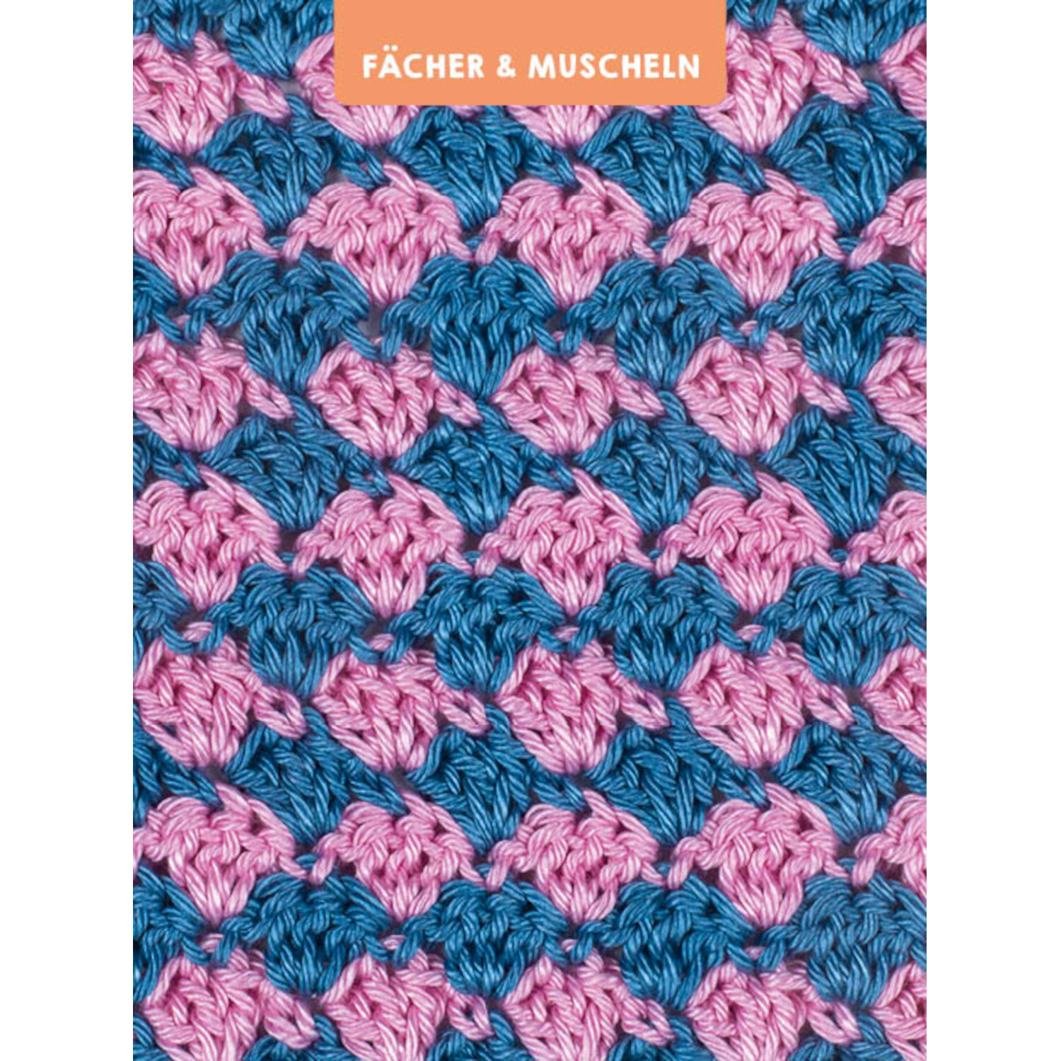55 x Häkeln - Mustersammlung: Dein Kartenset zeigt ein blau-pinkes Häkelmuster mit Fächer- und Muschelstruktur.