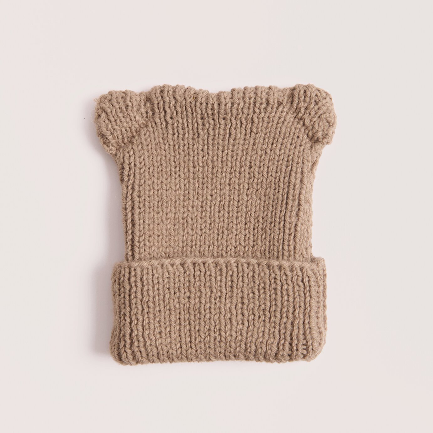 Strickset Mütze Bär Modell 21 aus Baby 044 zeigt eine weiche Rico Design Babymütze mit Bärenohren und breitem Umschlagrand auf hellem Hintergrund