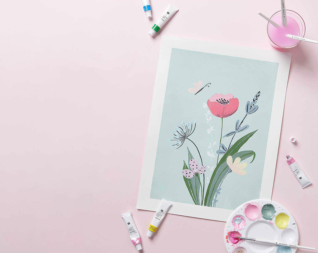 Ein gemaltes Bild mit Blumen, dazu verschiedenen Gouache-Tuben und Pinsel. Flatlay von Produkten.