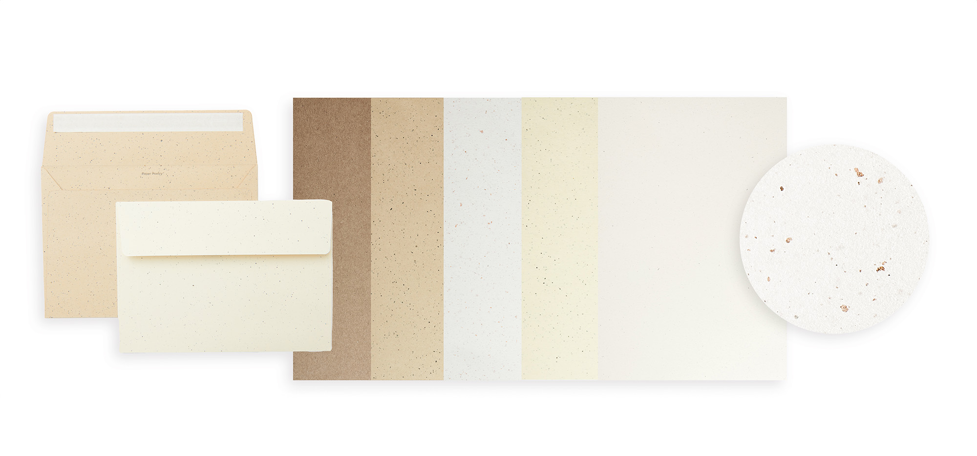 Zwei Umschläge daneben Papier in braun Tönen nach Farben sortiert. Flatlay von Produkten.