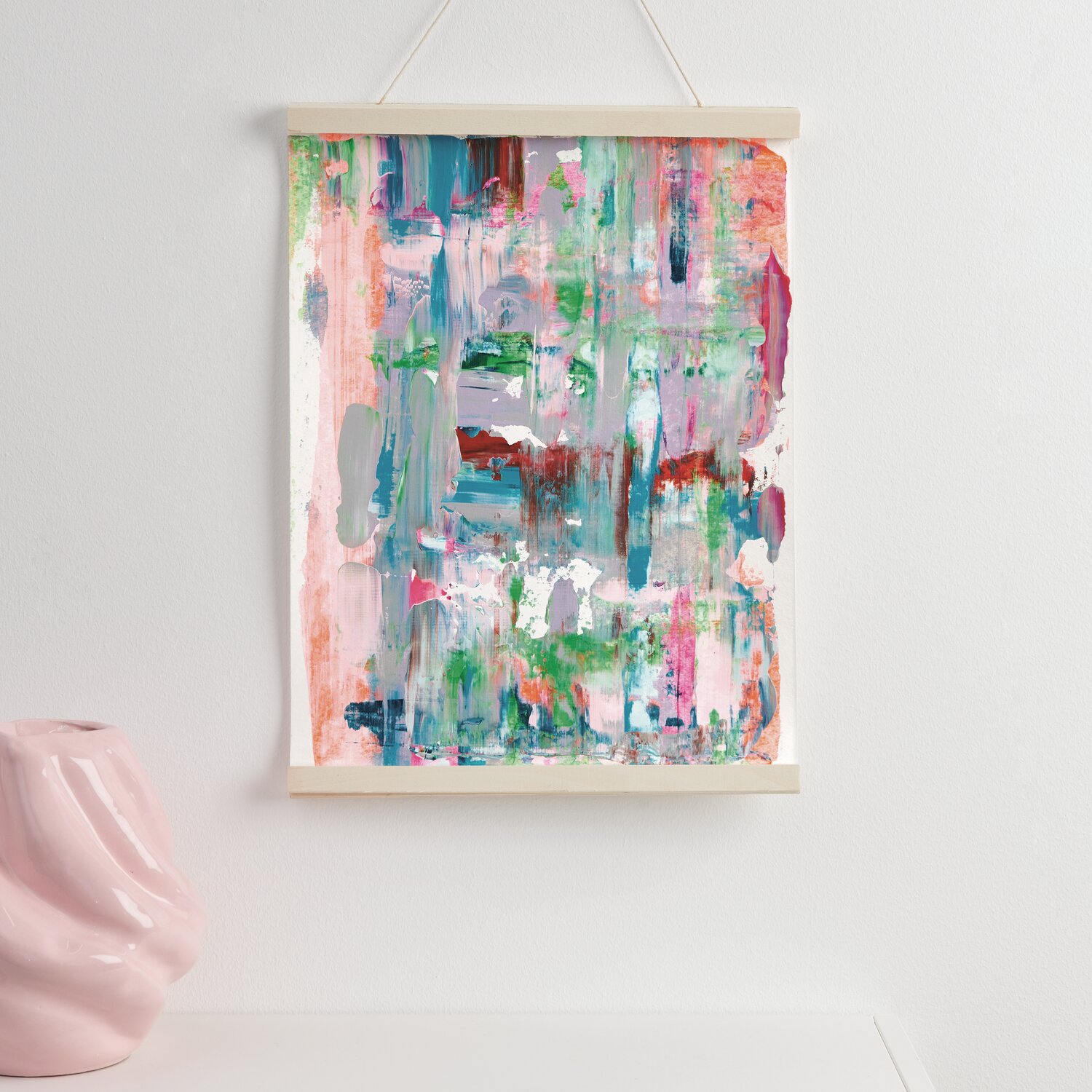 ART Künstler Acrylfarben-Set Fashion 12x12ml: Abstraktes Gemälde in lebendigen Farben, aufgehängt an einer weißen Wand.