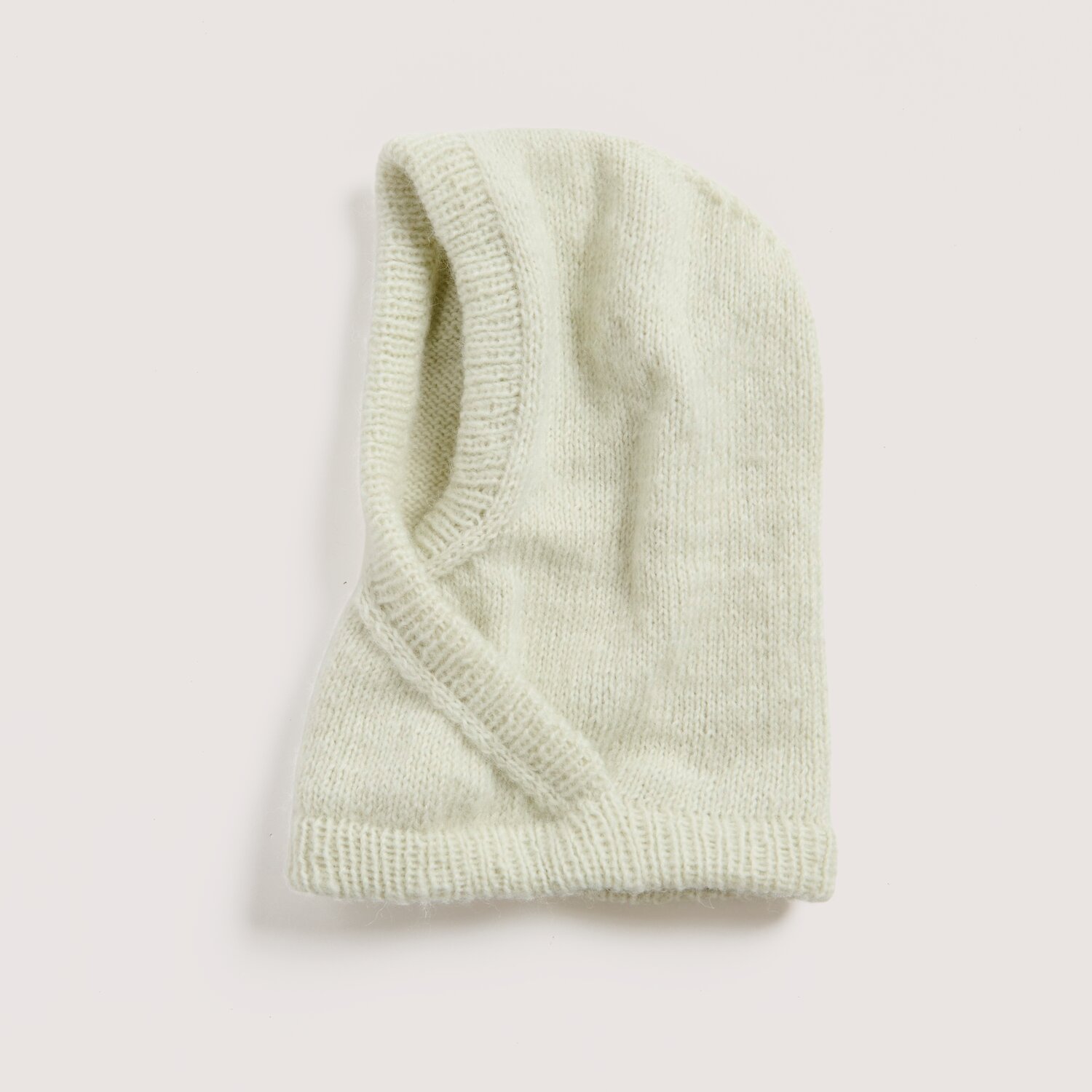 Strickset Kaputze Modell 04 aus Luxury Knits Little Pieces, weiche einfarbige Kinder-Strickhaube in enganliegender Passform, flach auf hellem Untergrund liegend