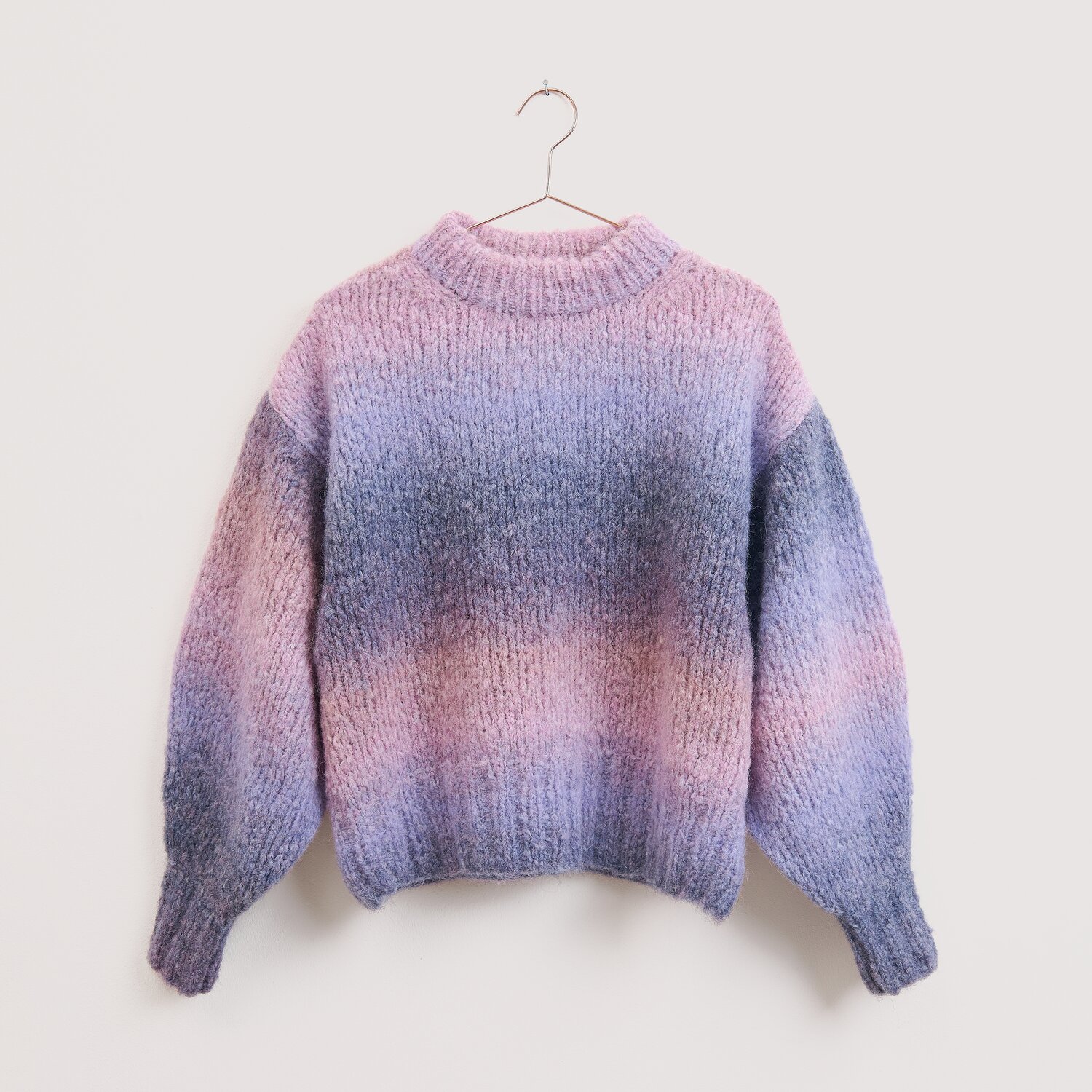 Strickset Pullover Modell 25 aus Die Neue Masche No. 16, Wolle Rödel, locker gestrickter, mehrfarbig melierter Damenpullover mit langen Ärmeln auf Bügel