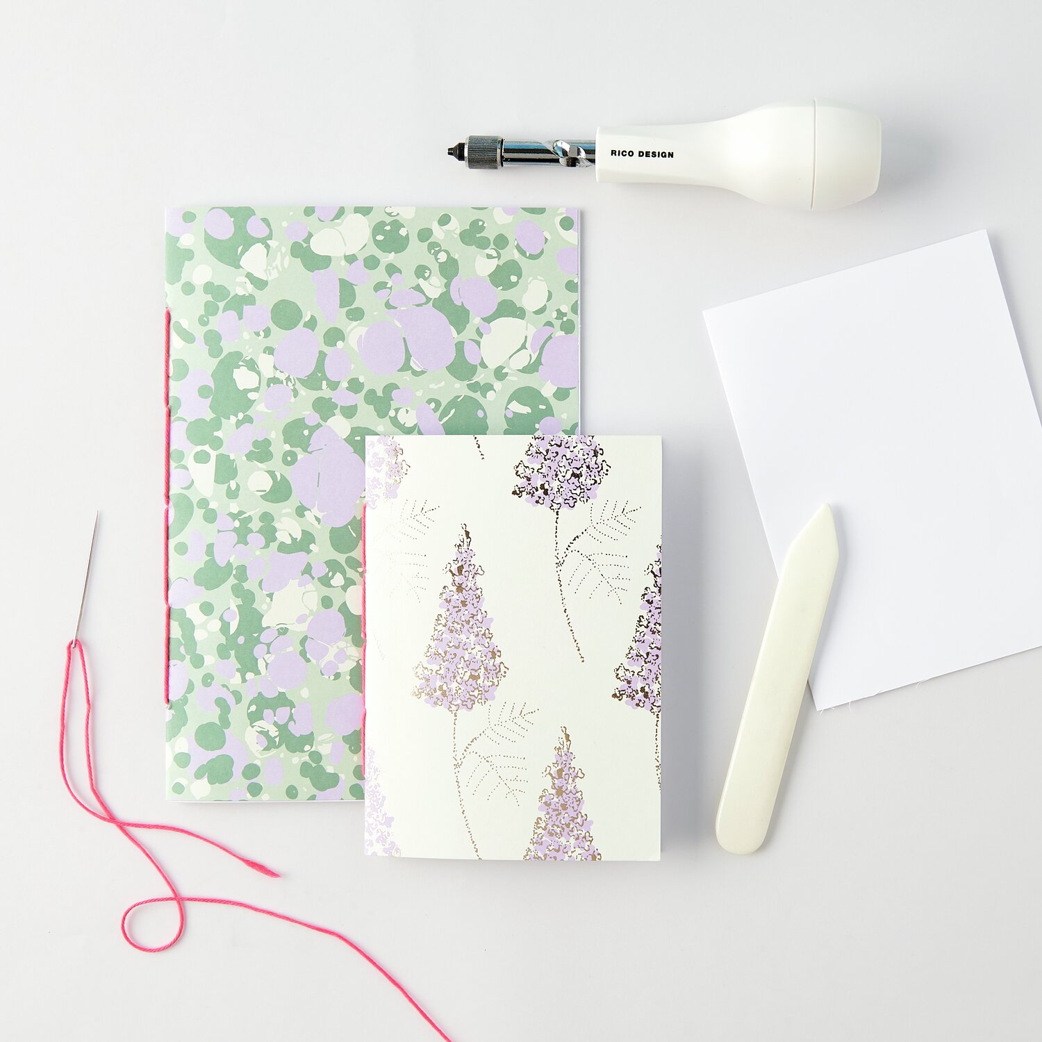 Paper Poetry Motivpapierblock The Sky is the Limit mit floralem Design, Nadel und Falzbein.