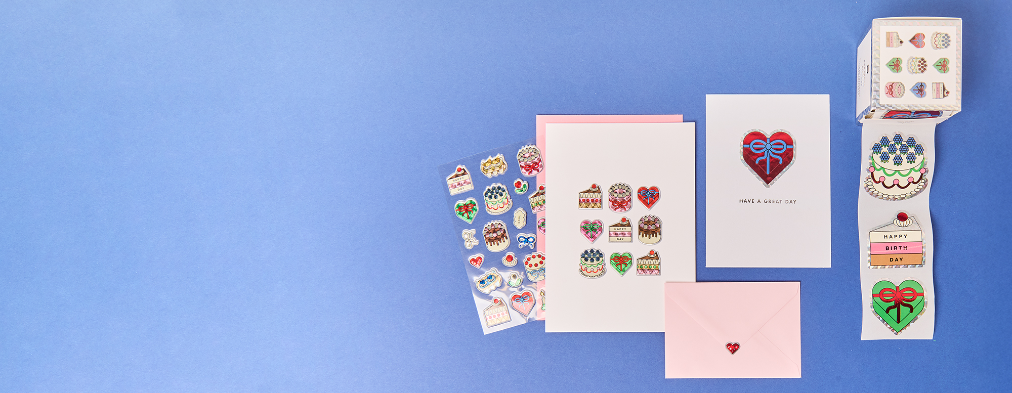 Zwei verzierte Karten mit unterschiedlich großen Stickern. Flatlay von Proukten aus der Kollektion Eye Candy.