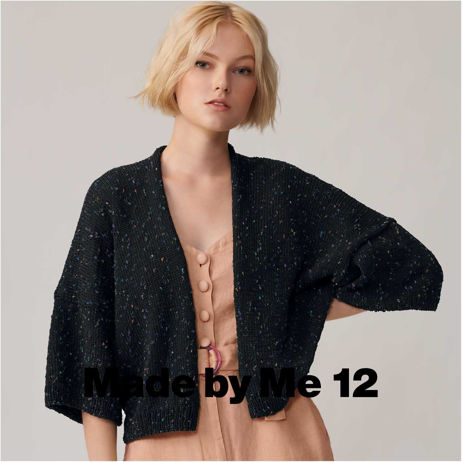 Fashion Cotton Neps dk: Frau trägt schwarzen Strick-Cardigan von Rico Design, ideal für elegante Outfits.