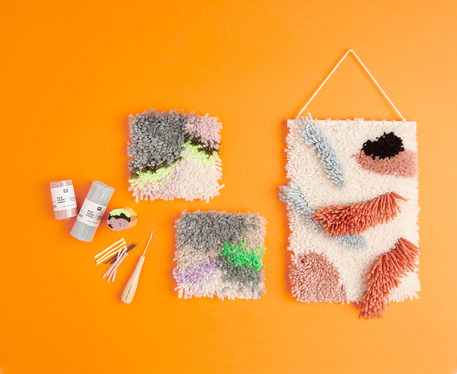 Geknüpfte Wandbehänge auf orangefarbenen Hintergrund