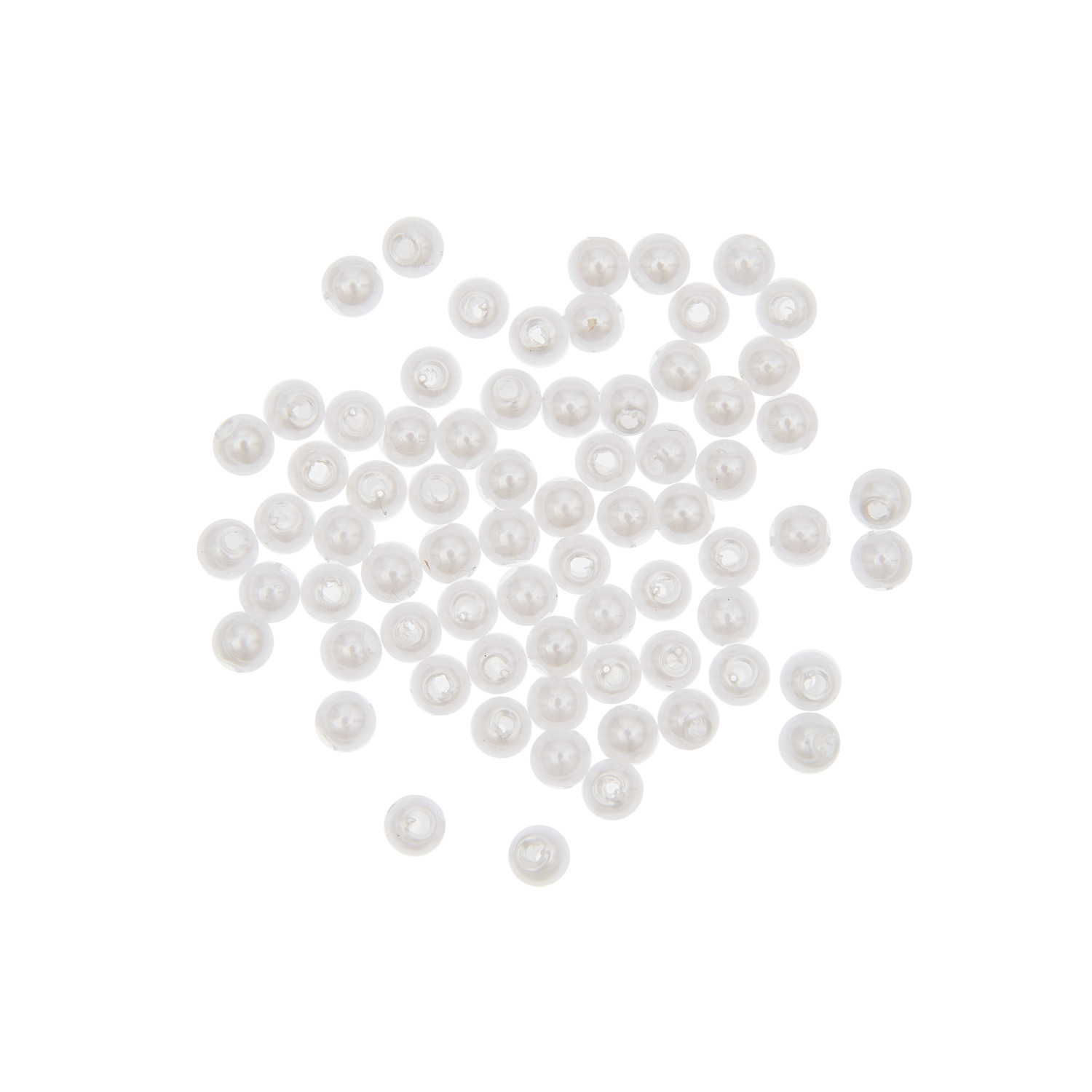 Wachs-Perlen perlweiß von Rico Design, verstreut auf weißem Hintergrund, ideal für Schmuckdesign.