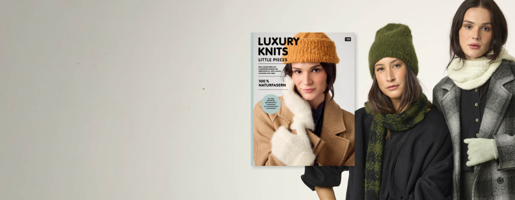 Zwei Frauen tragen Strickmütze, Strickschal und Loop und Handschuhe, daneben Anleitungsheft Luxury Knits - Little Pieces