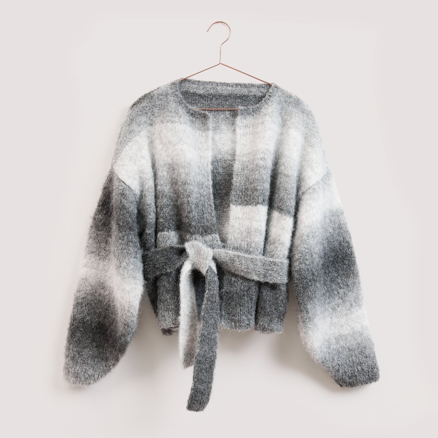 Strickset Jacke Modell 05 aus Die Neue Masche No. 16 Herbst von Wolle Rödel, kurz geschnittene Kuscheljacke mit Bindegürtel und breiten Ärmeln in melierter Optik