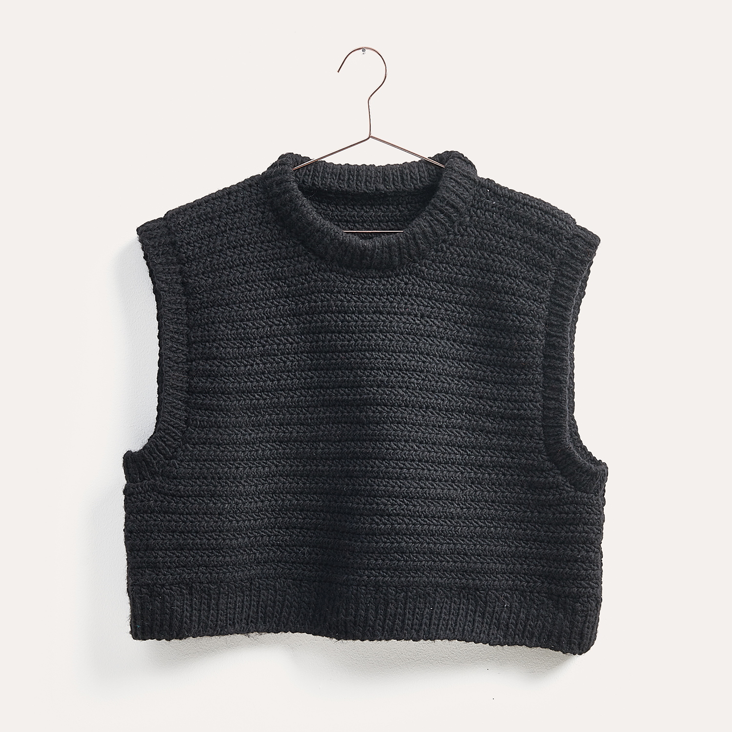 Gehäkelter Pullunder in Schwarz: Modell 01 aus dem Heft Winter Crochet Collection