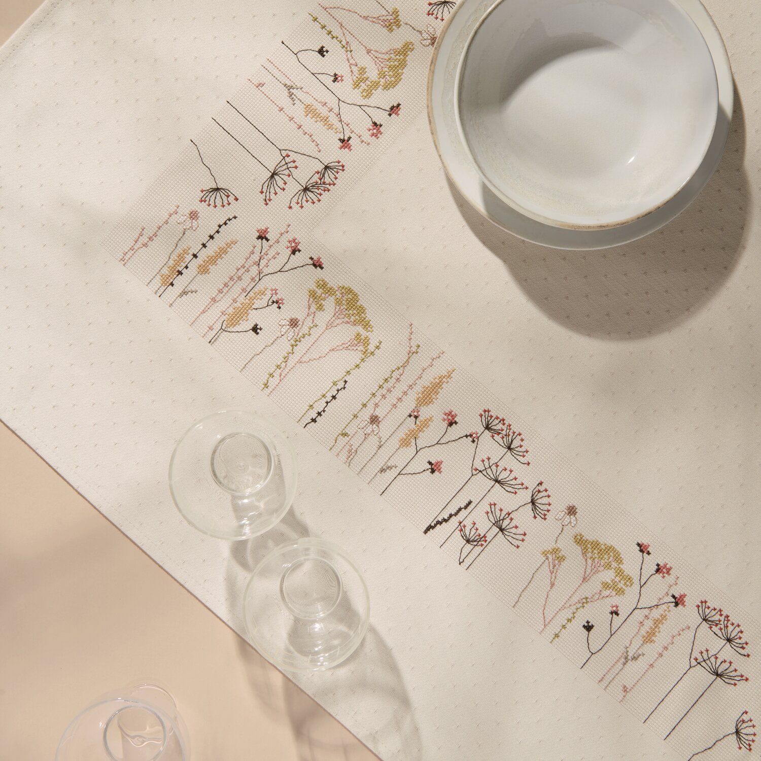 Stickpackung Gezählter Kreuzstich Tischdecke Blumen und Gräser 90x90cm von Rico Design
