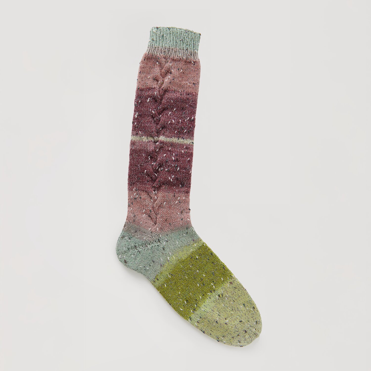 Lovewool No. 21 Herbst-Winter Sprachauswahl deutsch von Rico Design Bunte Stricksocke in verschiedenen Farbtönen: Grün, Blau, Rosa und Lila. Marke: Modell Legeware. Ideal für kühle Tage, bietet Komfort und Stil. Perfekt für den täglichen Gebrauch.