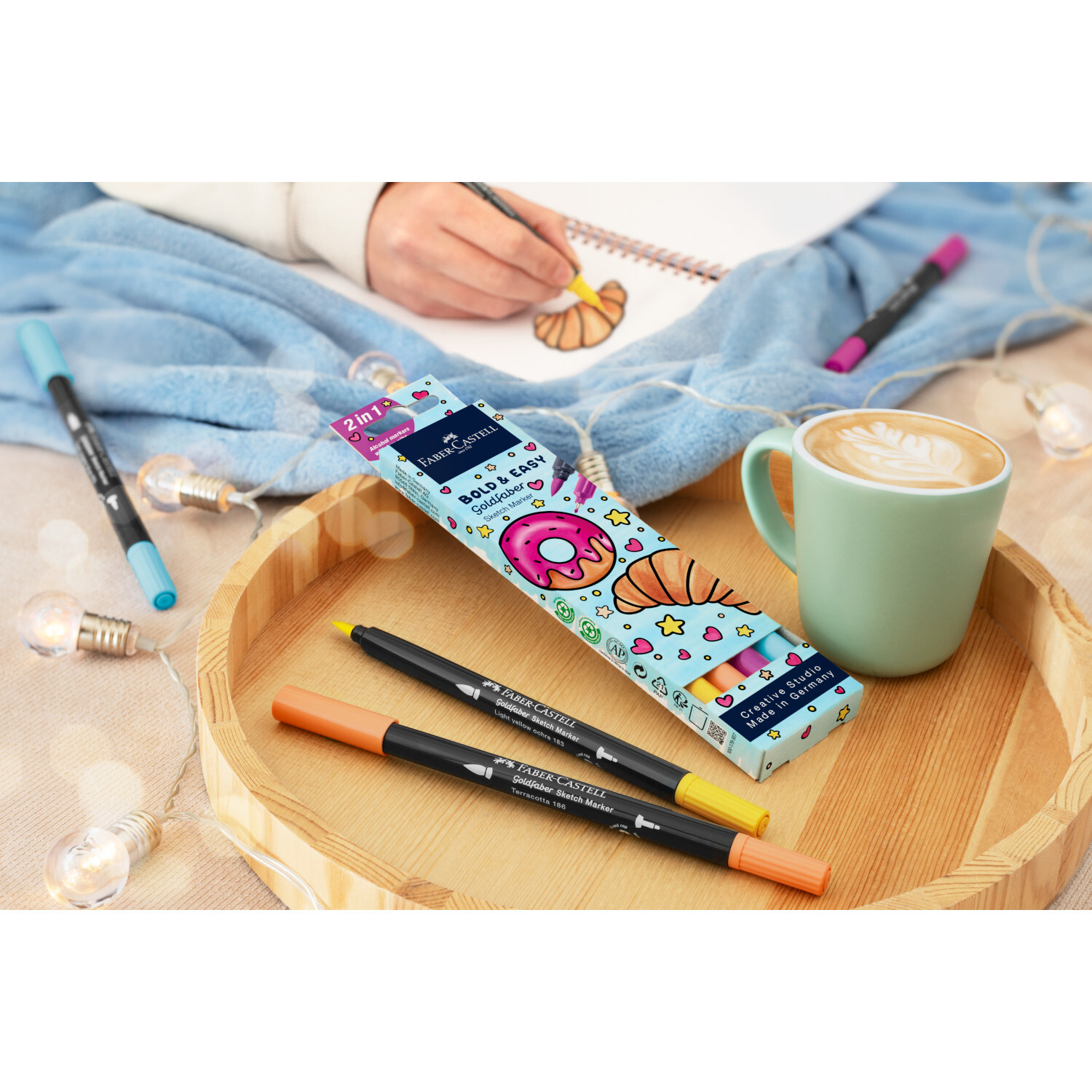 Goldfaber Sketch Marker Bold Easy Set II, 4 Stück, auf einem Tablett mit Kaffee und Zeichnung.