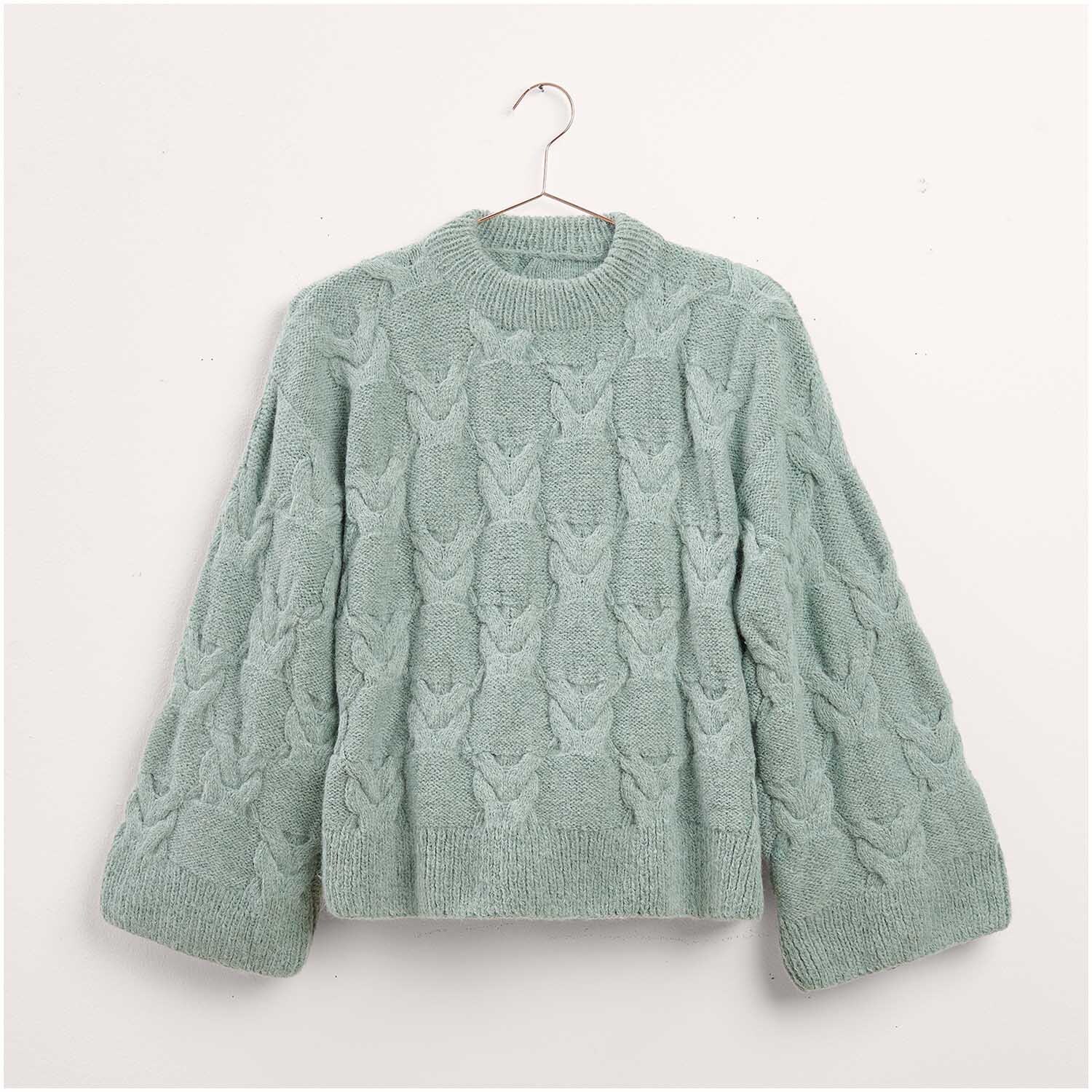 Pullover in sanftem Mintgrün, präsentiert als Legeware. Das Strickset "Modell 02" von Made by Me Nr. 17 zeigt ein elegantes Zopfmuster, ideal für stilvolle Strickprojekte.