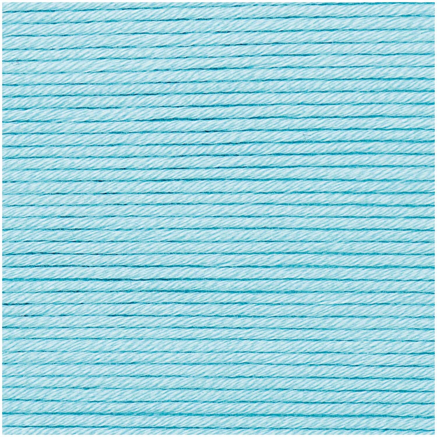 Essentials Cotton dk von Rico Design in Aquamarin, 50g Knäuel mit 120m Länge, zeigt feine Baumwollfäden in hellem Blau.