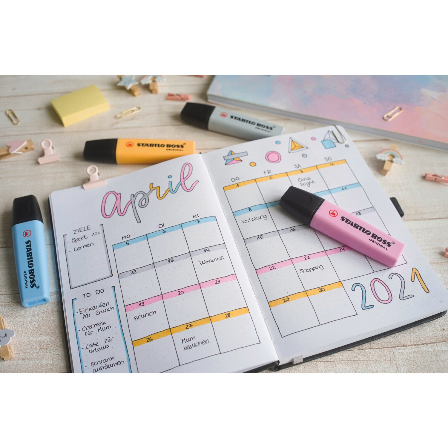 Textmarker Boss Original Pastell 8 Stück auf einem geöffneten Kalender für April 2021.