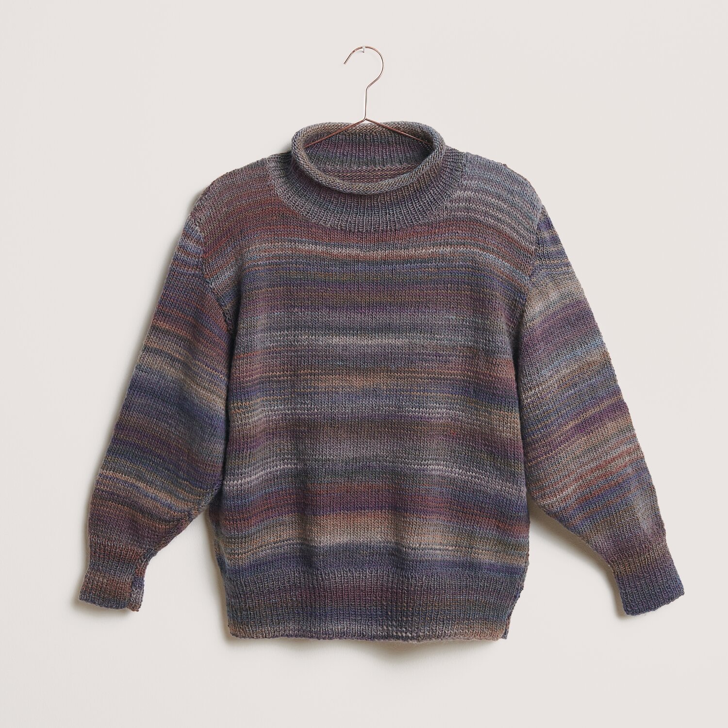 Die Neue Masche No. 14 Winter von idee. Creativmarkt Creative Melange aran Wonderball: Bunter Strickpullover mit Rollkragen, ideal für den Winter.