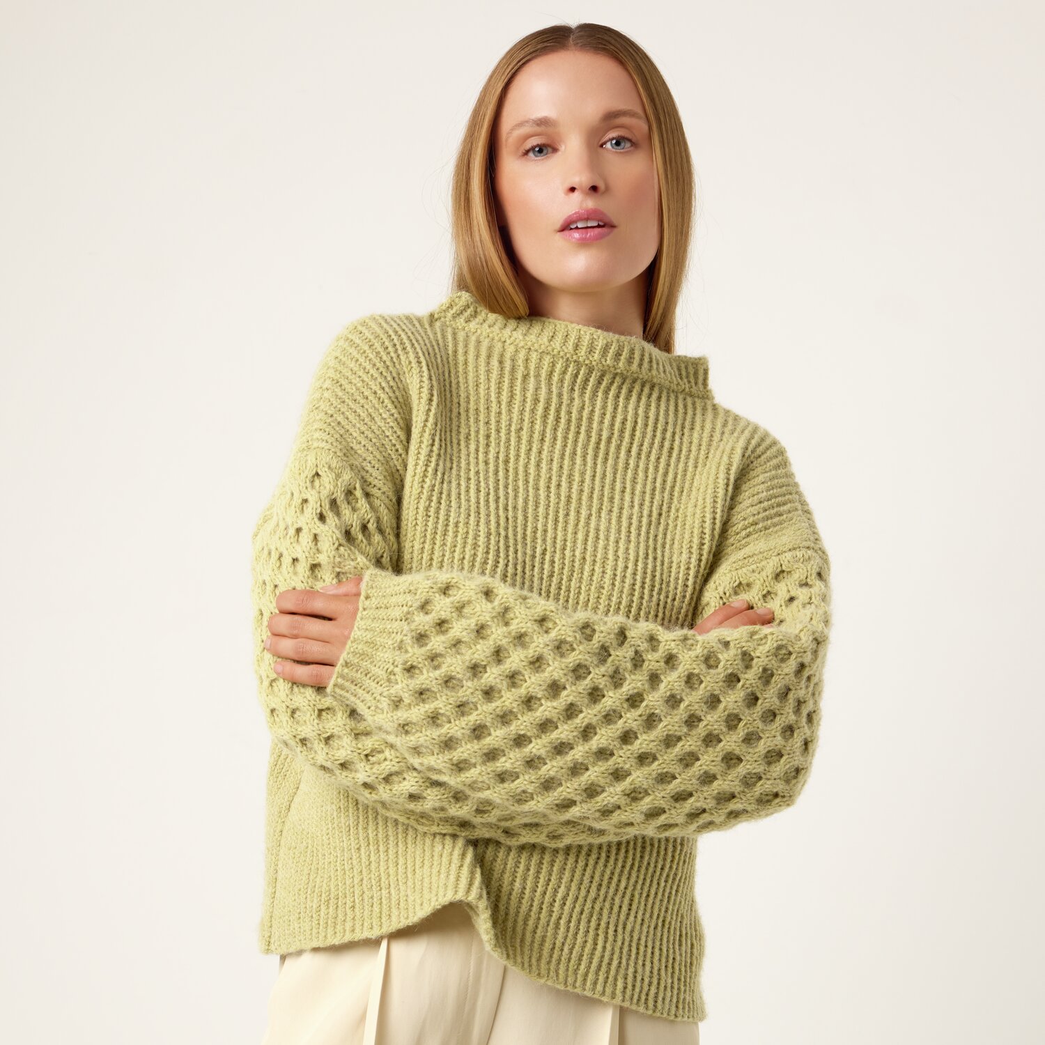 Strickset Pullover Modell 29 aus Die Neue Masche No. 13 von idee. Creativmarkt Strickset Pullover Modell 29 aus Die Neue Masche No. 13, in sanftem Grün, mit strukturierten Ärmeln. Ideal für stilvolle, gemütliche Outfits.
