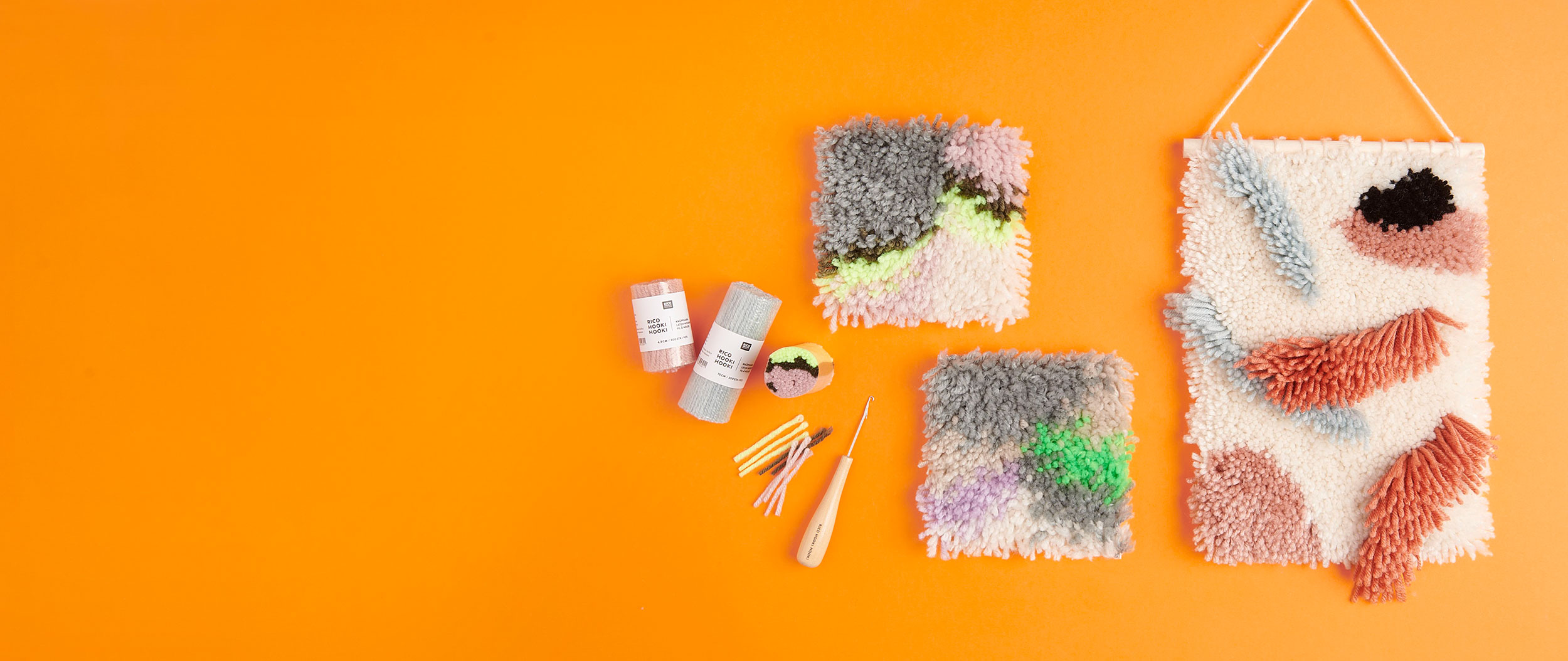 Geknüpfte Wandbehänge auf orangefarbenen Hintergrund