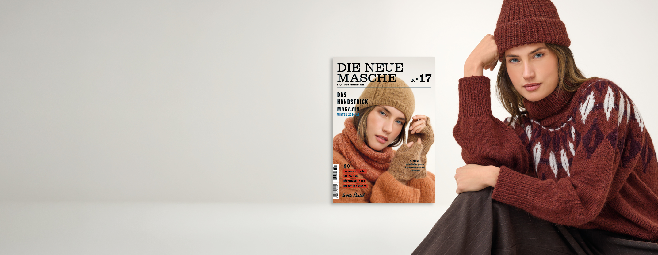 Frau trägt Strickmütze und Strickpullover, daneben Anleitungsheft Die Neue Masche N° 17