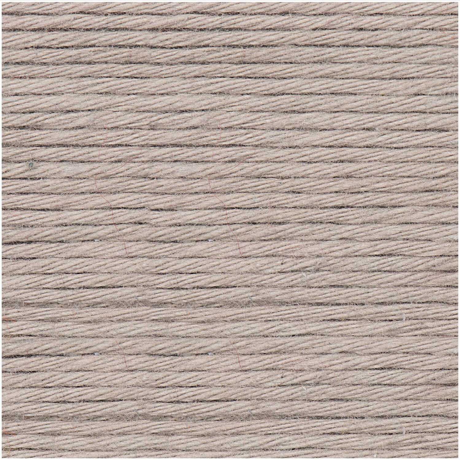 Creative Cotton aran, Perlgrau, 50g 85m. Nahaufnahme von weicher, gleichmäßig gewickelter Baumwollgarnstruktur. Ideal für Strick- und Häkelprojekte.