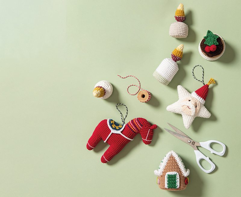 Gehäkelte Xmas Motive wie Kerzen, Sterne, Lebkuchenhaus