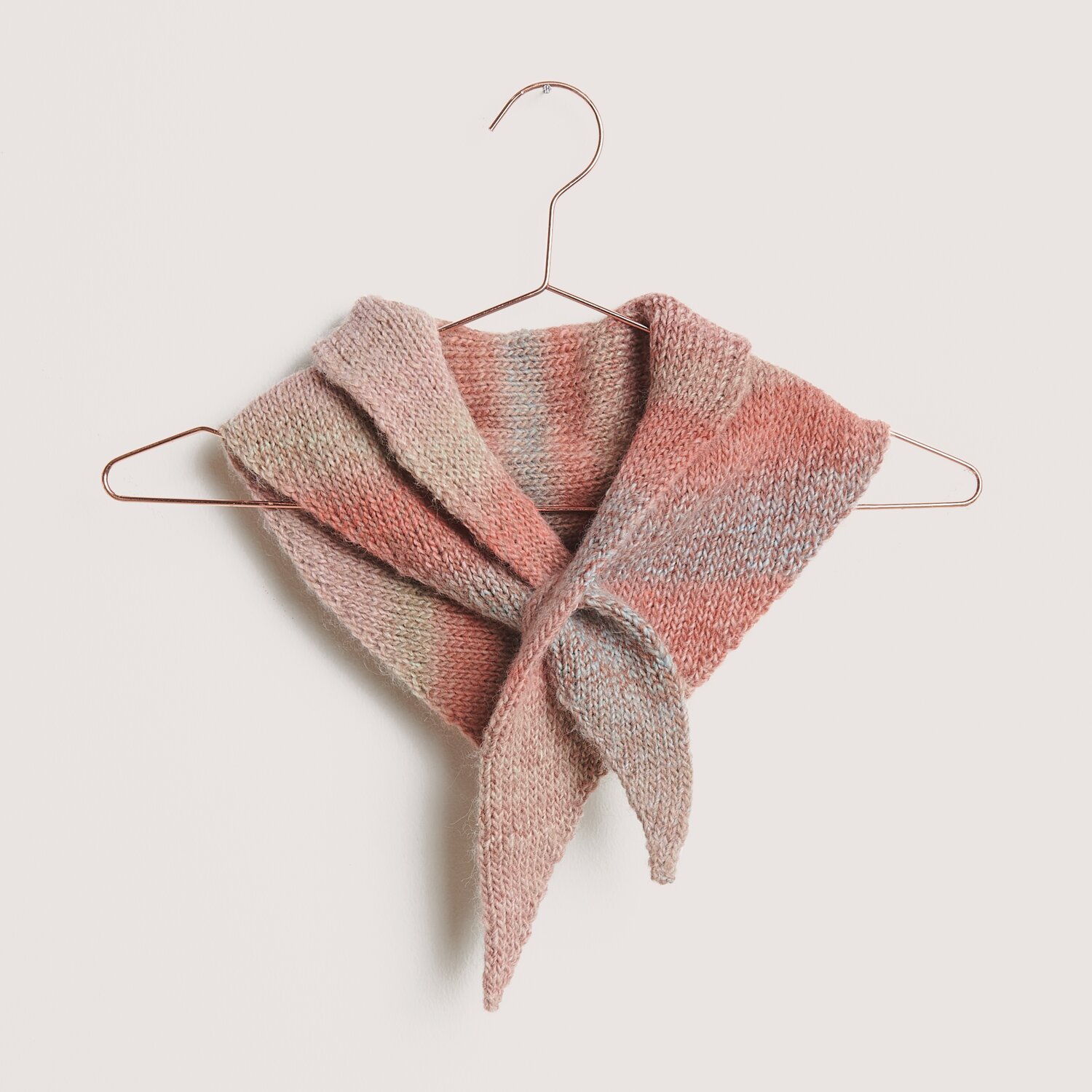 Gestricktes Dreieckstuch in Orangetönen