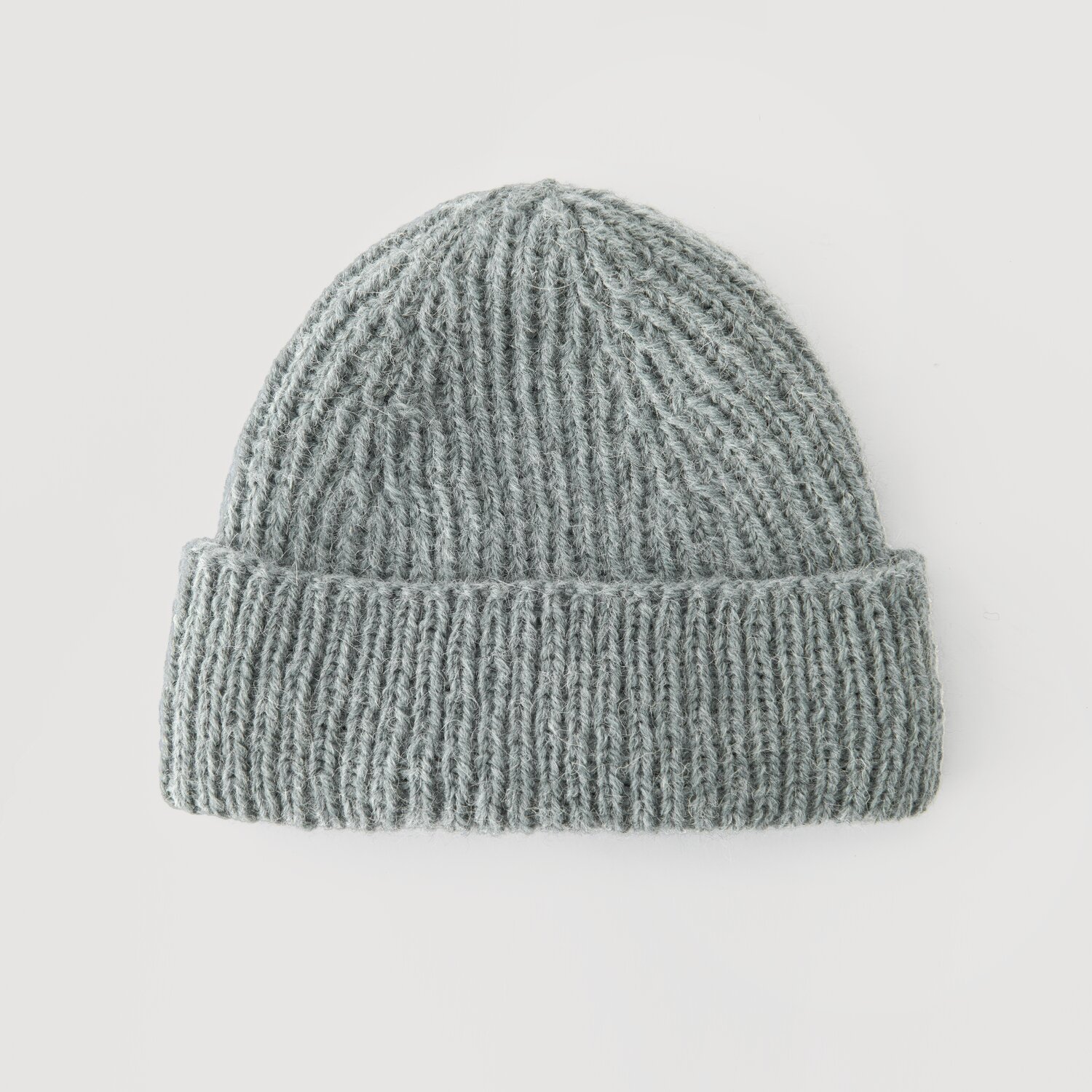 Lovewool No. 21 Herbst-Winter Sprachauswahl deutsch von Rico Design Graue Strickmütze von Modell Legeware, aus weichem Material gefertigt. Die Mütze hat ein schlichtes Design mit umgeschlagenem Rand, ideal für kalte Tage. Perfekt für stilvolle Winteroutfits.