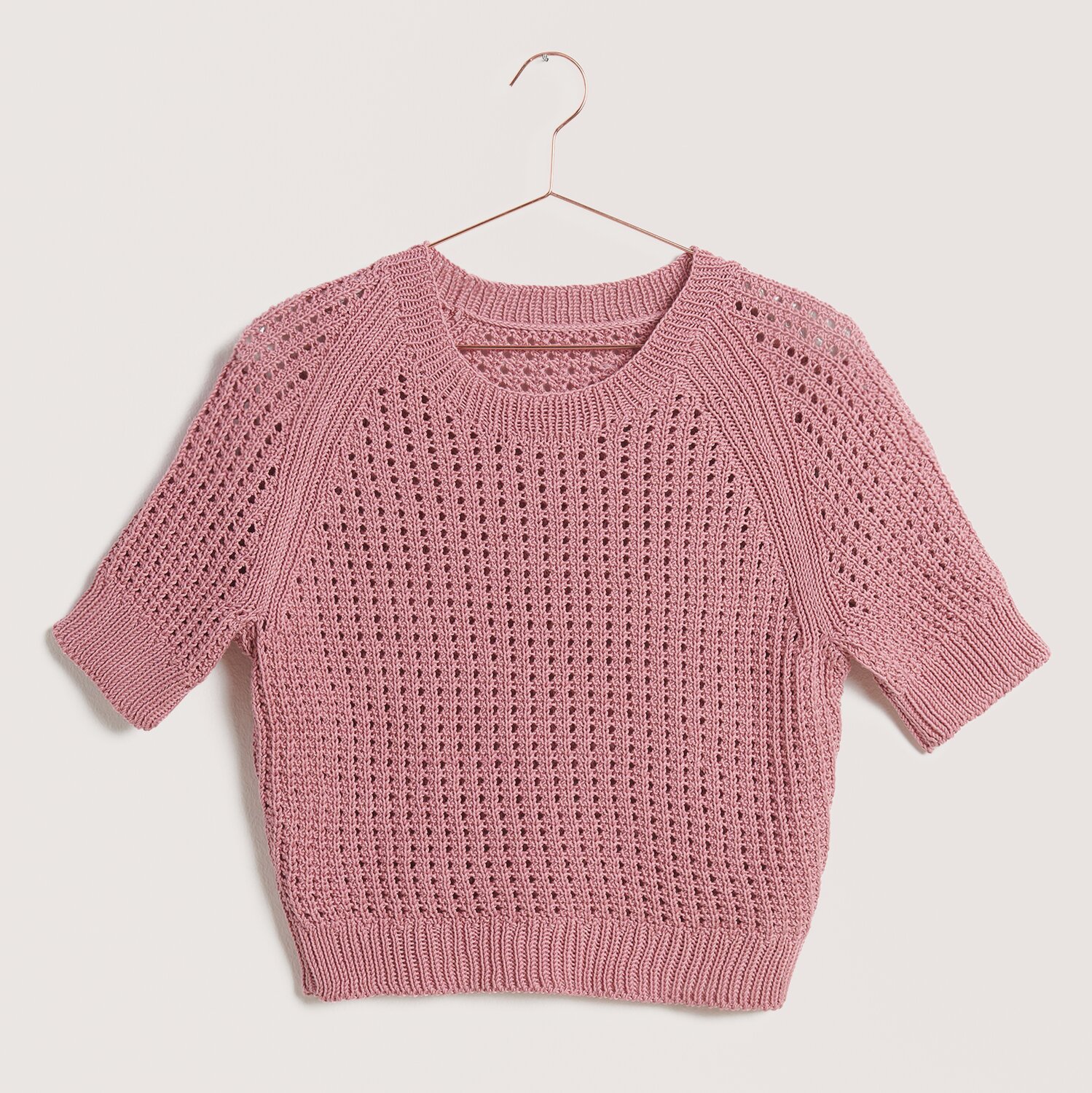 Strickset Shirt Modell 12 kurz aus Die Neue Masche Nr. 9, rosa, mit kurzem Ärmel und Lochmuster, ideal für Frühling und Sommer.