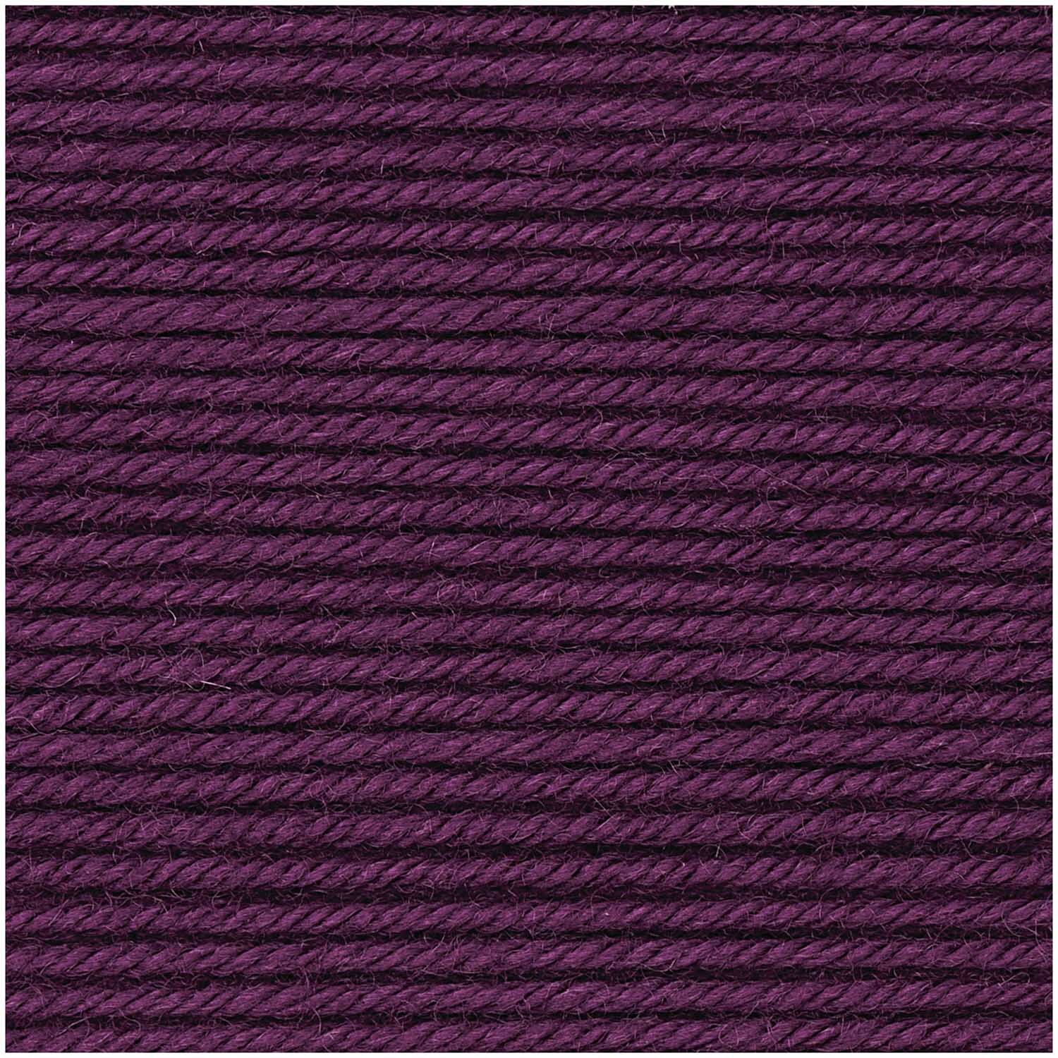 Siena: Nahaufnahme von auberginefarbener Wolle von Wolle Rödel, ideal für Strickprojekte.