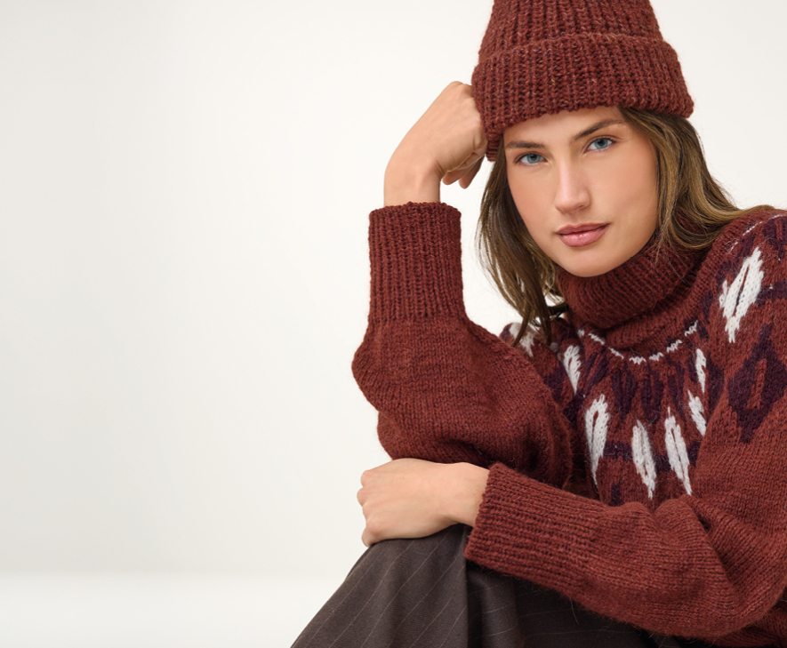 Frau trägt Strickmütze und Strickpullover