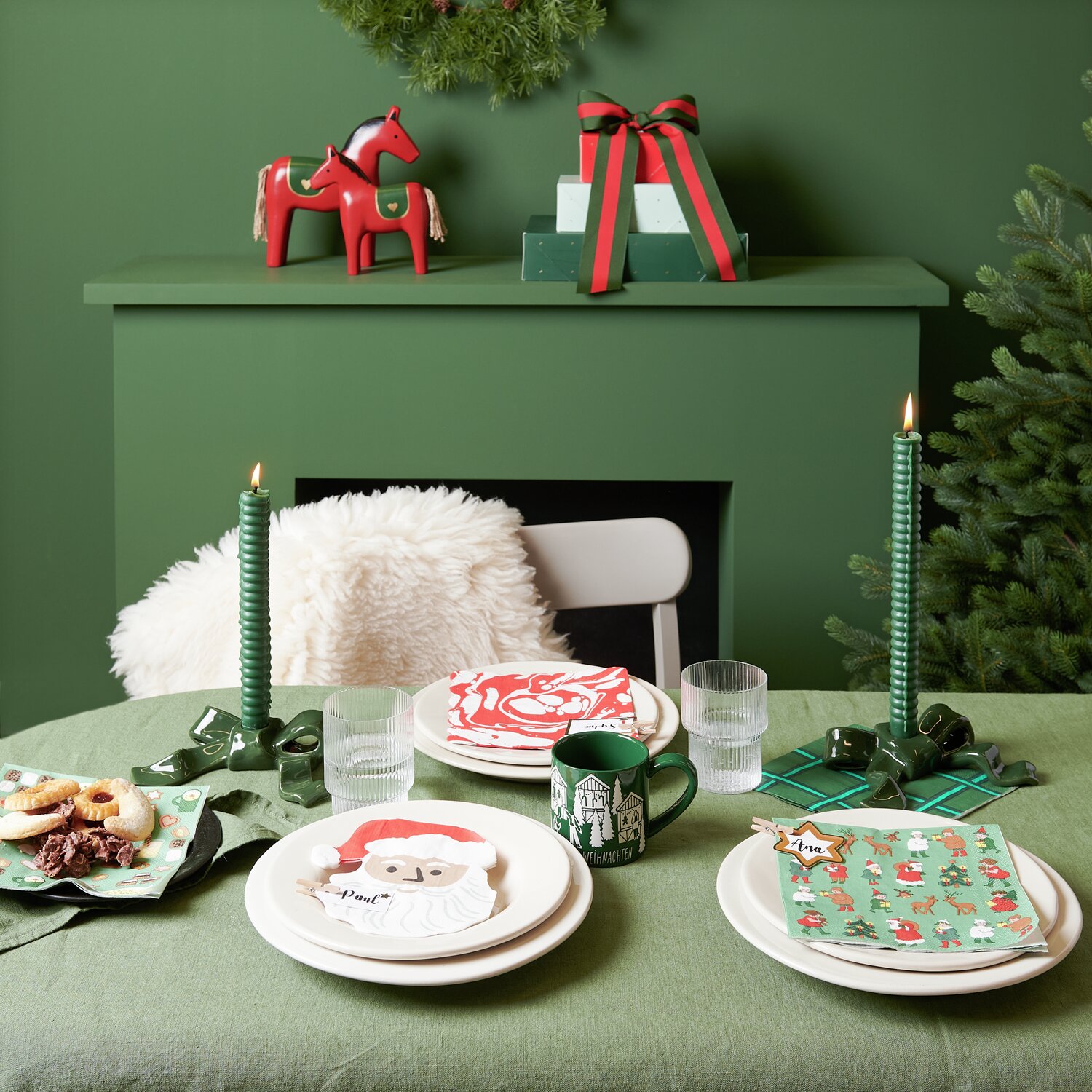 Servietten Weihnachtsfiguren 20 Stück 33x33cm von Rico Design Servietten Weihnachtsmann 20 Stück auf festlich gedecktem Tisch mit grünen Kerzen und Dekoration.