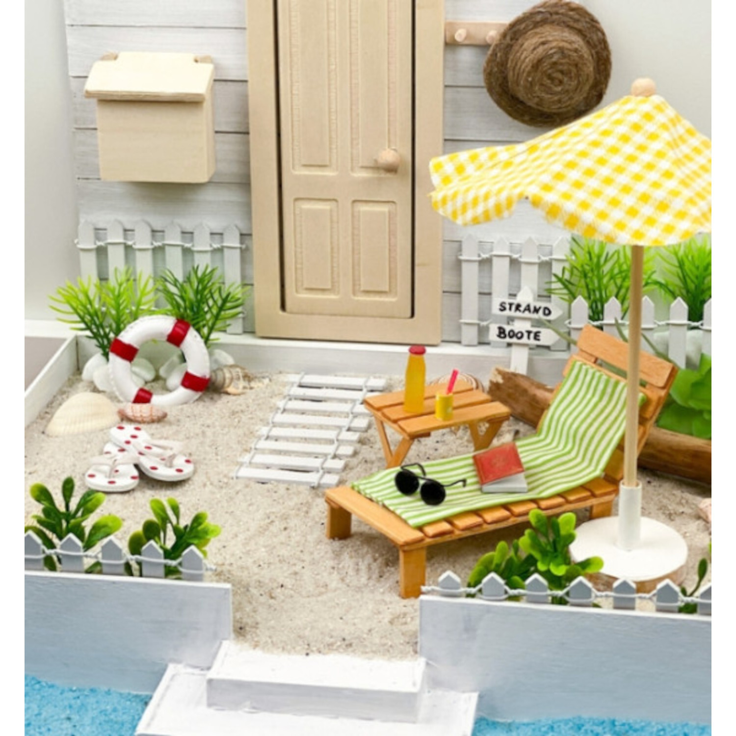 Zauberhafte Wichteltüren: Mini-Strandszene mit Liegestuhl, Sonnenschirm und Accessoires. Ideal für kreative Dekorationen.