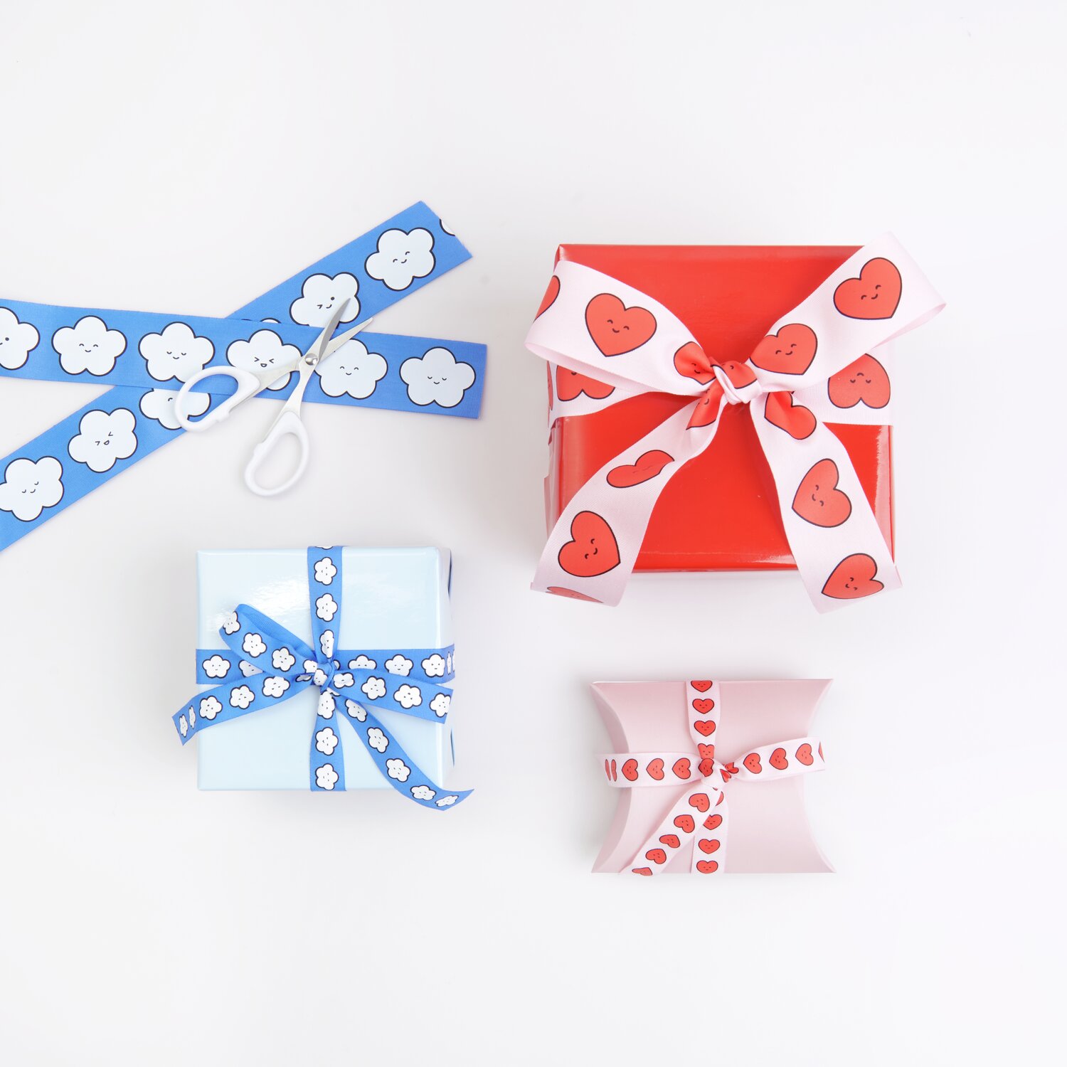 Paper Poetry Taftband Chingu Wolken: Geschenkboxen mit bunten Bändern in Herz- und Wolkenmotiven.