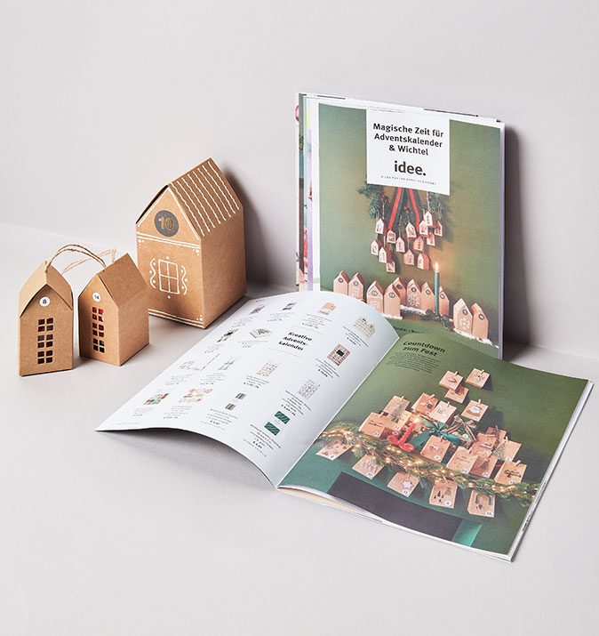 Prospekt Titel und aufgeschlagen, Adventskalender Häuser stehen daneben