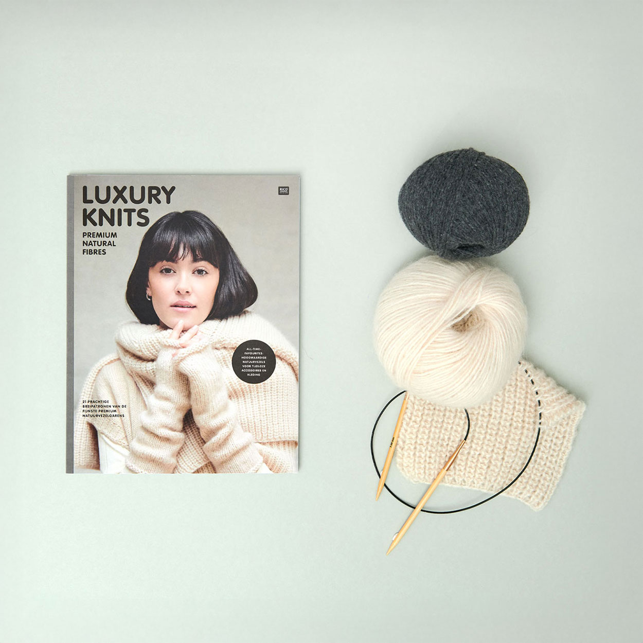 Luxury Knits daneben zwei Knäule 