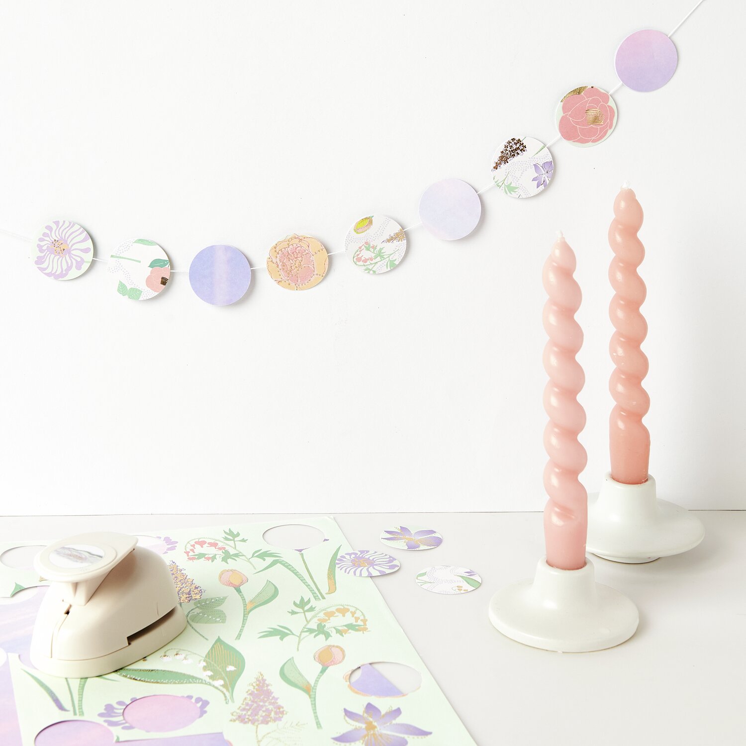 Paper Poetry Motivpapierblock The Sky is the Limit 23 Blatt zeigt florale Designs. Pastellfarbene Kerzen und Girlande ergänzen die Szene.