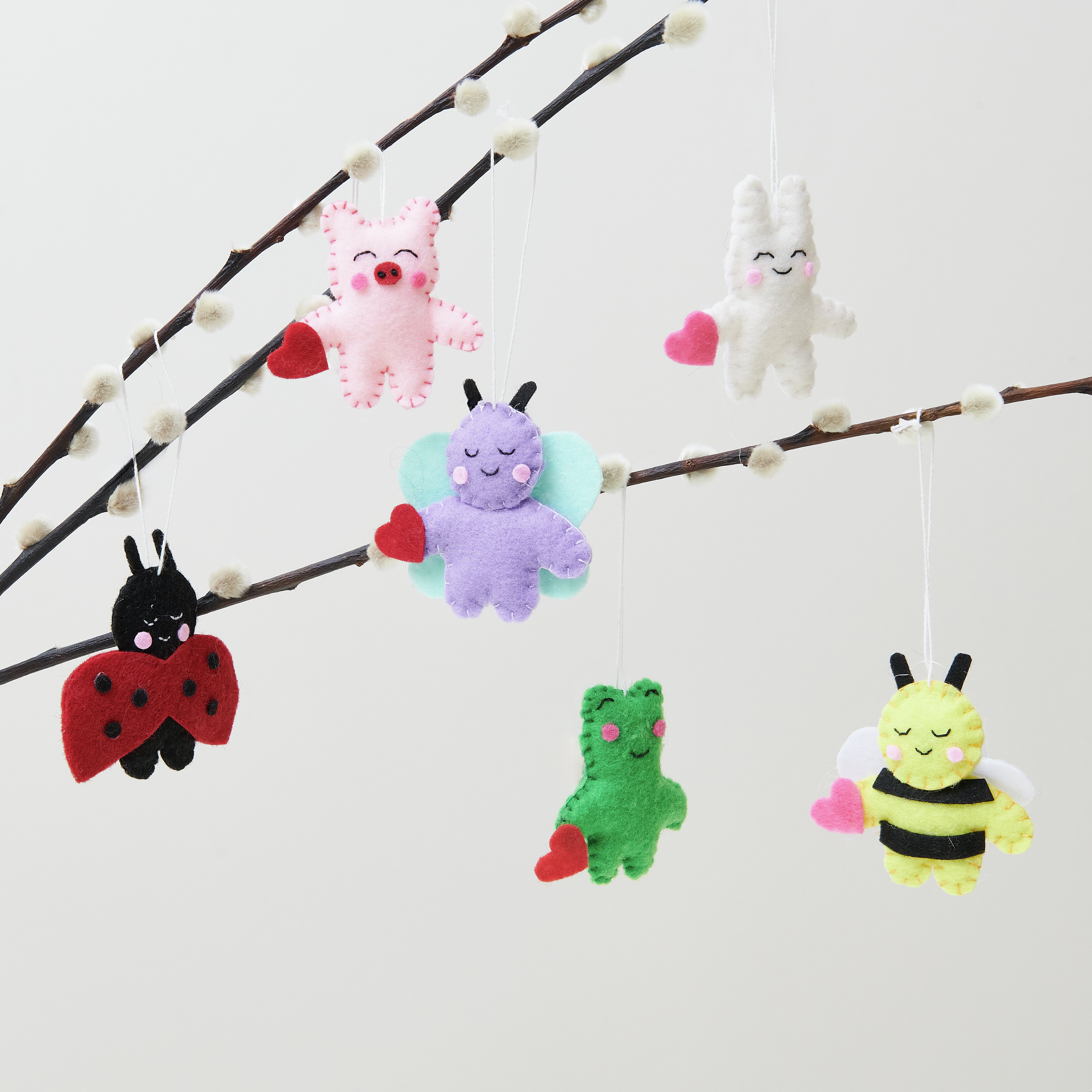 Filztierchen hängen an Zweig